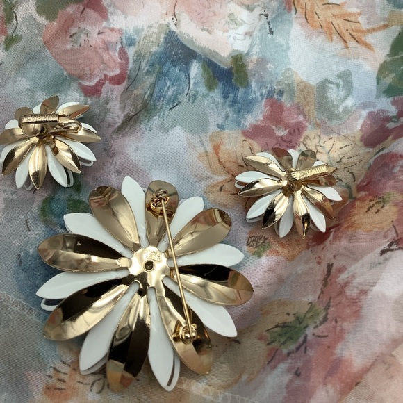 🎄🎄Vintage Sarah Coventry WaterLily 1966 Brooch Clip Earrings - Picture 6 of 6